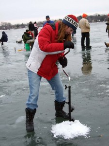 Jää on monenlainen harrastusalusta. Vältä ainakin virtapaikkoja ja ole selvillä jääpeitteestä. Kuva: Wisconsin Department of Natural Resourc./flickr 