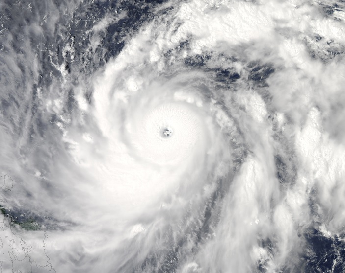 Supertaifuuni Sanba riehui Tyynellä valtamerellä syyskuun puolessa välissä vuonna 2012. Kuvassa näkyy hyvin kehittyneille trooppisille hirmumyrskyille tyypillinen silmä, jossa tuuli on heikkoa ja sää selkeää.