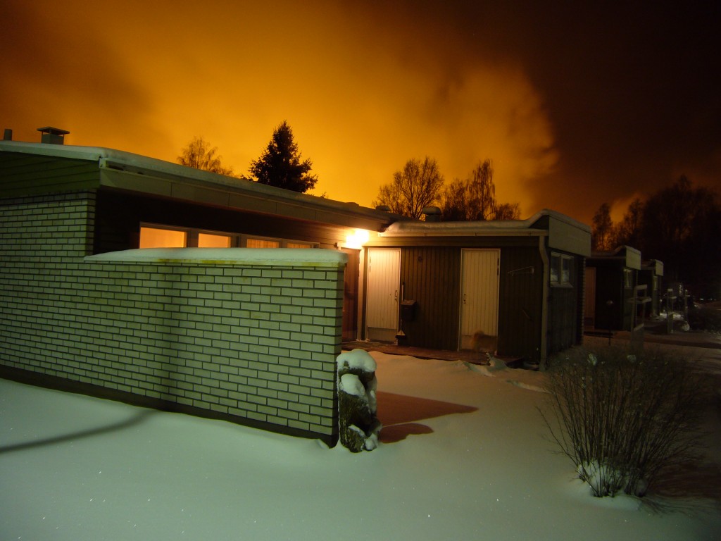 Harjavallassa oli yöllä erittäin valoisaa puhtaan valkean lumipeitteen vuoksi joulukuussa 2009.