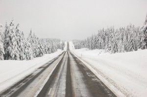 Kaikki tiet eivät ole yhtä talvikunnossapidettyjä, eikä ajokeliäkään niillä voi siksi automaattisesti yleistää. Mutta tämä tie on ainakin suora kuin symboli. Kuva: Wikimedia Commons.