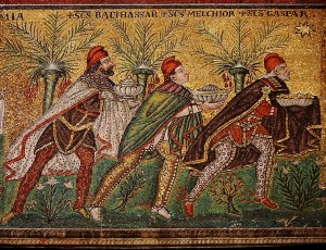 Tässä eivät juokse nuuttipukit, vaan kolme viisasta miestä: Balthasar, Melchior ja Gaspar - itämaan tietäjät. Mosaiikki on 500-luvulta! Kuva: Wikimedia Commons.