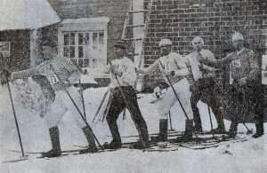 Oulun Hiihto vuonna 1893. Talviurheilumaa, suksille siis.  Kuva: Wikimedia Commons.
