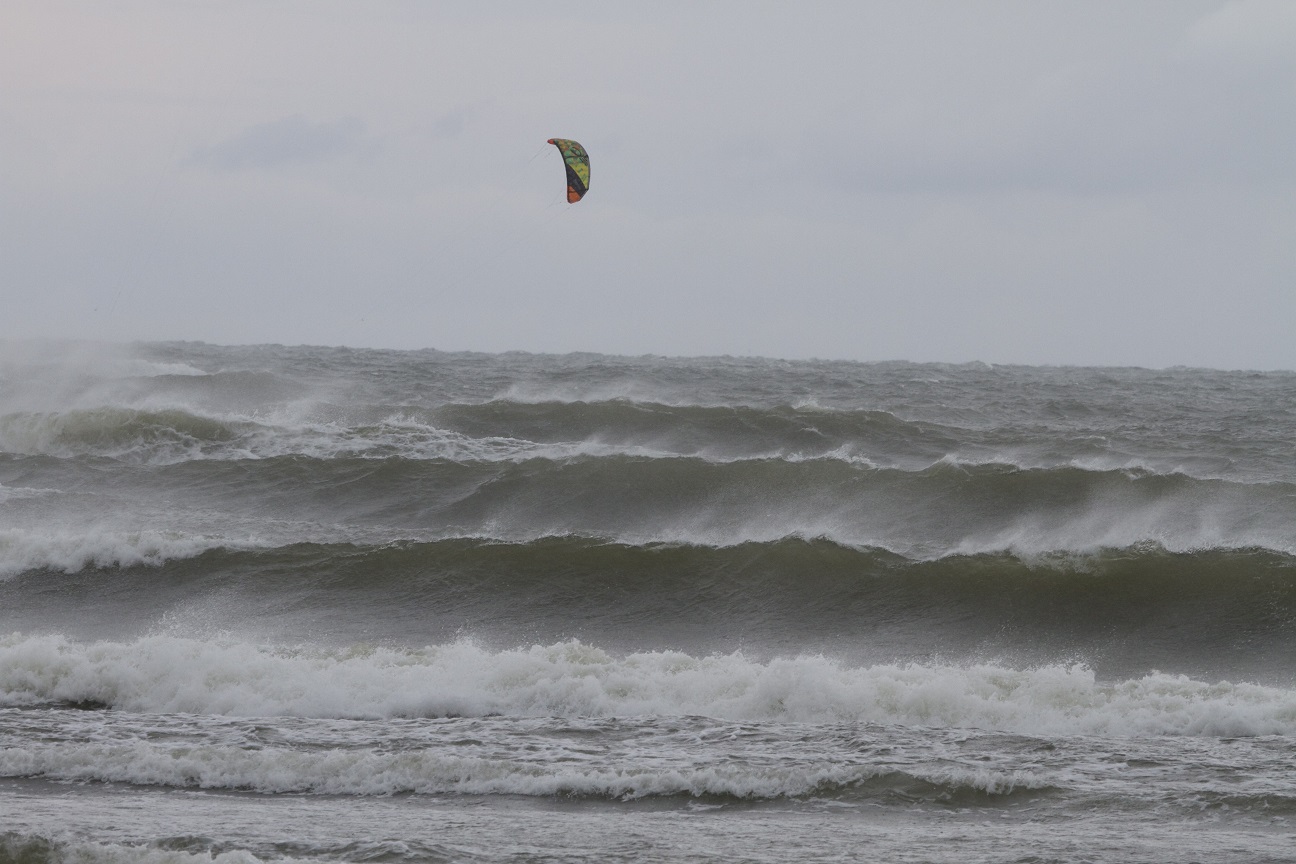 Itämeren aaltoja Hiidenmaan rannikolla Virossa 2014. Tuulta on vain  15 m/s, mutta aalto on kerännyt kokoa aina Tanskasta asti.  Surffareita on vesissä erilaisilla laudoilla, mutta ne  eivät näy suurten aaltojen takaa. Ainoa merkki surffareista on korkealla lentävä leija. Surffareiden pettymykseksi Suomen rannikolle asti tällaiset aallot eivät  pääse, sillä saaristomme suojaa meitä tehokkaasti kunnon aalloilta ;) 