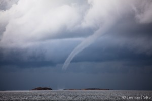 Kuva 4: Komea vesipatsas saaristossa. Voimakkuudeltaan vesipatsaat vastaavat tyypillisesti F0-F1 -luokan tornadoja. Kiitos kuvasta, Tuomas Pelto, instagram: @tpelto, web-sivu: tuomaspelto.galleria.fi)
