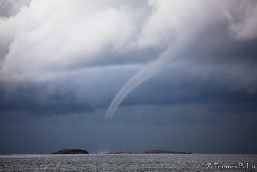 Komea vesipatsas saaristossa. Voimakkuudeltaan vesipatsaat vastaavat tyypillisesti F0-F1 -luokan tornadoja. Kiitos kuvasta, Tuomas Pelto, instagram: @tpelto, web-sivu: tuomaspelto.galleria.fi)