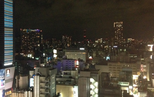 Tokion Shinjuku sateen tauottua, pilvipeitekin rakoilee (Kuva: Joanna Rinne)