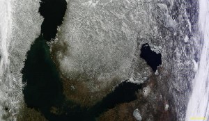 Kuva 3: NASA:n satelliittikuva paljastaa maan etelä- ja lounaisosan lumettomat alueet maaliskuun alussa. Merijäätä esiintyi lähinnä Perämeren pohjukassa ja Suomenlahden itäosassa (kuva: NASA)