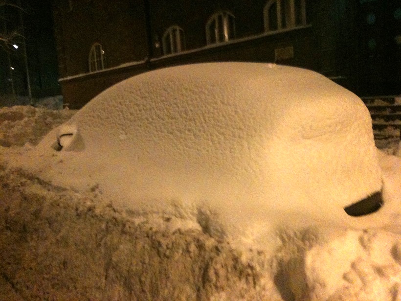 Etelärannikon konvergenssilumisateet saattavat tuottaa runsaastikin lunta, kuten tämä Helsingin kantakaupunkiin pysäköity auto sai kokea (Kuva: Joanna Rinne)
