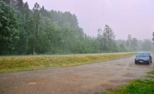 Kuva 2: Heinäkuu on rankkojen sade- ja ukkoskuurojen aikaa sisämaassa. Valtaosa keskikesän sateesta on kuurottaista eli konvektiivista sadetta. (Kuva: Markus M / Luopioinen)