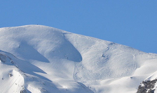 Lumivyöryn syntyyn vaaditaan aina riittävän jyrkkä rinne ja erilaisia lumikerrostumia. (kuva Flickr/ Bennoit Dandonneau