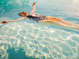 Painostavaa ilmaa voi karata vaikkapa uima-altaaseen (Kuva: emilykneeter/Flickr)